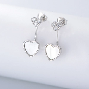 Détail de boucles d'oreilles cœur en argent s925 avec nacre blanche et zirconiums