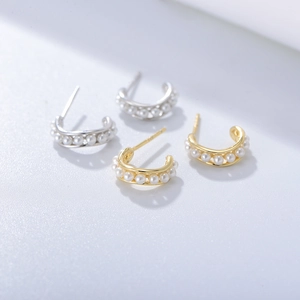 Set of two S925 sterling silver C-shaped hoop earrings with pearls in gold and silver