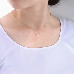 Elegante 925 Silberhalskette mit rundem Zirkonia Anhänger getragen von einem Modell