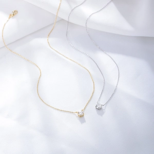 Elegante Halsketten aus Sterlingsilber mit runden Zirkonia-Anhängern in Gold und Silber