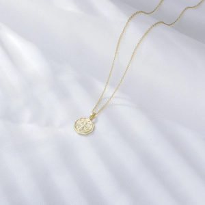 Collier médaille octogonale en argent 925 plaqué or avec relief portrait sur soie blanche