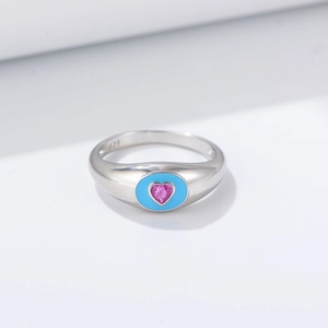 Détail du poinçon S925 sur bague en émail bleu avec pierre en forme de cœur rose