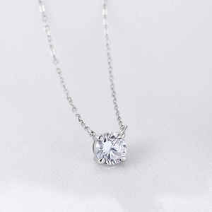 Minimalistische S925 Silberkette mit brillantem rundem Zirkon in Vier-Krallen-Fassung