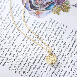 Collier médaille en argent 925 doré avec pendentif octogonal au relief vintage