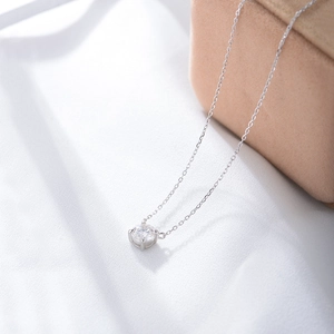 Detailansicht der runden Zirkonia-Halskette aus Silber mit eleganter Vier-Krallen-Fassung