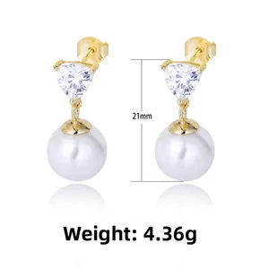 Detailansicht der 21mm Gold-Herzohrringe mit Zirkon und Perle, Gewicht 4,36g