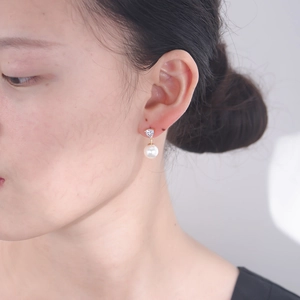 Elegante herzförmige Zirkonia-Ohrringe mit weißer Perle für Damen in Gold-Finish