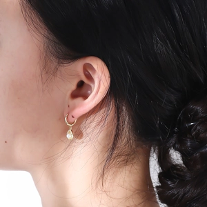 Detailed close-up of S925 silver shell-shaped earrings with pearls and crystals
