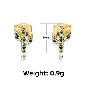 Vue détaillée des boucles d'oreilles cactus mesurant 8,9 mm avec zircons incrustés