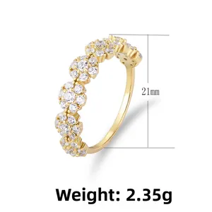 Détail macro de bague en argent avec fleurs en zircon, poids 2,35g et taille 21mm