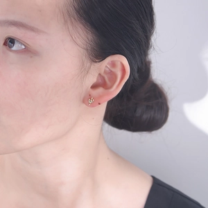 Gros plan d'une boucle d'oreille cactus en argent S925 avec zircons verts et blancs