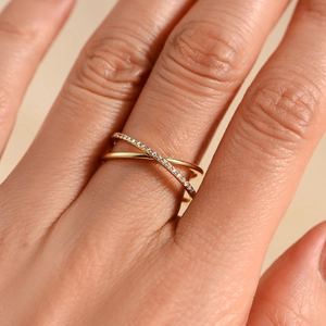 Bague minimaliste en argent S925 à double anneau entrelacé serti de zircons brillants dorés
