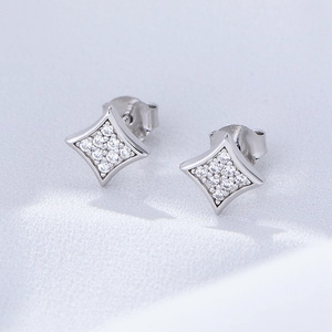 Eleganti orecchini a lobo in argento sterling con stelle in pavé di zirconi