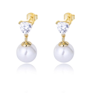 Elegante goldene Herzohrringe mit Zirkonia und weißen Perlen auf weißem Hintergrund
