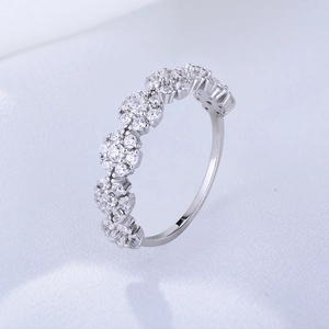 Vue macro de grappes de fleurs en zircon sur un anneau en argent sterling poli
