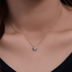 925 silver hollow zircon necklace on model's neck for a minimalist luxury look