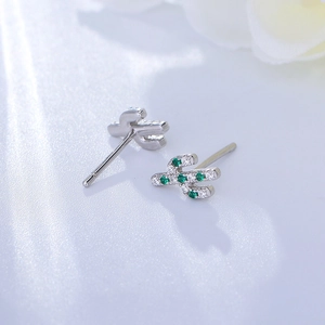 Détail macro de boucles d'oreilles cactus en argent s925 et zircons verts et blancs