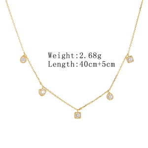 Vue détaillée du collier en argent avec cinq pendentifs en zircon et spécifications