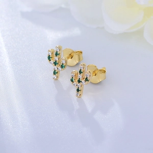 Gros plan de boucles d'oreilles cactus en argent S925 avec zircons verts et blancs