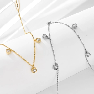 Colliers en argent S925 doré et argenté avec pendentifs géométriques en zircon sur fond blanc