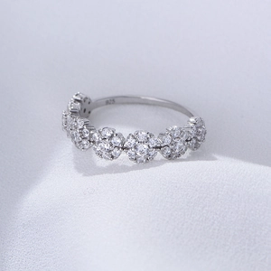 Bague élégante en argent sterling 925 avec motif de fleurs continu en oxyde de zirconium