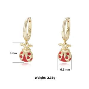 Vue détaillée des boucles d'oreilles coccinelle en argent S925 avec émail rouge et poinçon