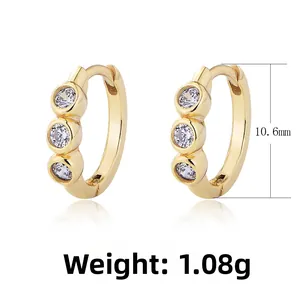 Dettaglio orecchini a cerchio dorati da 10,6 mm con tre pietre bianche e peso di 1,08 g