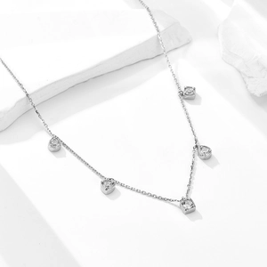 Collier ras du cou en argent avec breloques en zircone cubique sur pierre blanche