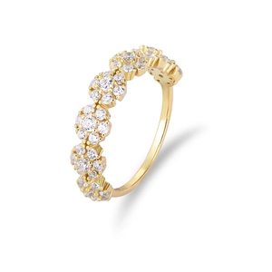 Bague de luxe en or 14K avec cinq grappes de zircons micro-pavés vue sous un angle de 45°