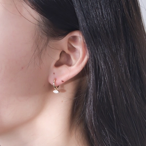 Dettaglio di un orecchino a cerchio in argento s925 dorato con zircone marquise
