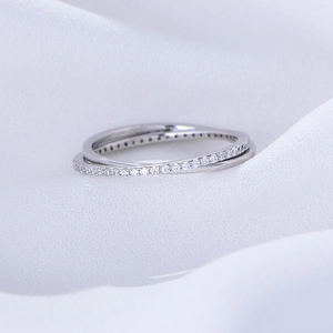 Macro de bague entrelacée en argent S925 sertie de zircons cubiques scintillants