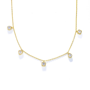 Détail du collier chaîne dorée avec pendentifs zircons en forme de cœur et de carré