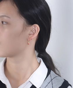 Gros plan d'un mannequin portant de jolies boucles d'oreilles coccinelles en argent s925