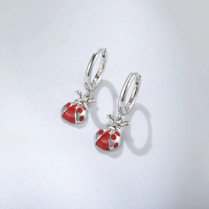 Boucles d'oreilles coccinelle en argent S925 avec émail rouge et petit nœud délicat