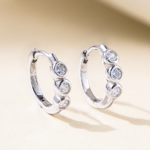 Eleganti orecchini a cerchio a C in argento S925 con tre zirconi con incastonatura a castone
