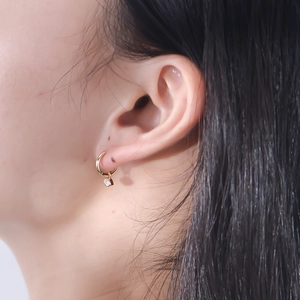 Orecchini a cerchio minimalisti in argento S925 dorato con ciondoli in zircone bianco tondo