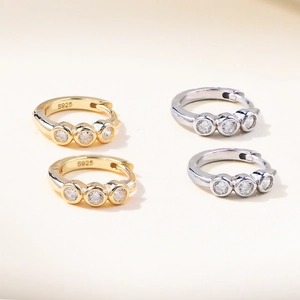 Orecchini a cerchio a C in argento S925 con tre cristalli di zirconia cubica incastonati