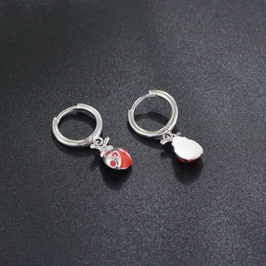Gros plan de boucles d'oreilles créoles en argent S925 avec charm coccinelle en émail