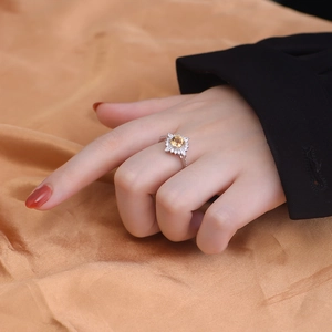 Nahaufnahme von S925 Silberring mit gelbem Citrin-Stein und Halo-Diamanten-Besatz