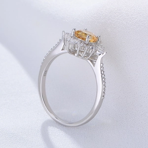 S925 Sterling Silber Ring mit ovalem Citrin Edelstein und Diamant Halo im edlen Stil