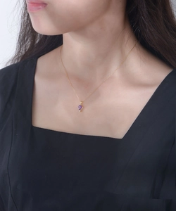 Detail der s925 Silberkette mit lila Amethyst-Anhänger und Goldkette am Modell