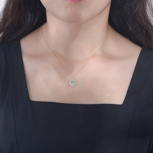 Minimalistische Goldkette aus Sterlingsilber mit blauem Topas-Anhänger an einem Model