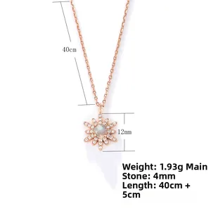 Détail du collier tournesol en or rose avec pierre de lune 4mm et dimensions