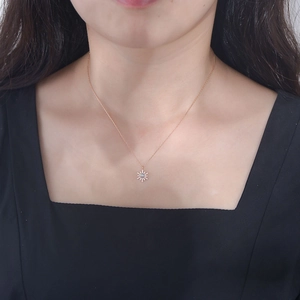 Collier tournesol en argent 925 or rose et opale sur mannequin avec haut noir chic