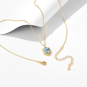 Nahaufnahme des S925 Silberstempels an einer goldenen Topas Halskette mit Details