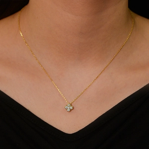 Elegant s925 silver four-leaf clover necklace with sparkling diamonds and gold finish