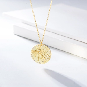 Dettaglio della collana in argento S925 dorato con ciondolo ape a rilievo e pietre lucenti
