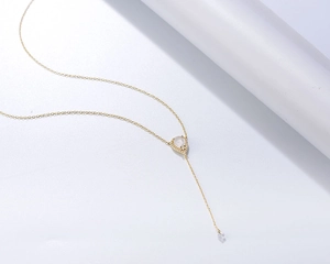 Vue détaillée du pendentif goutte en or 18 carats avec pierre de lune et diamants pavés