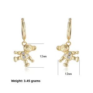 Details von 12mm goldenen Bärenohrringen mit Herz-Kristallen und 3,45g Gewicht