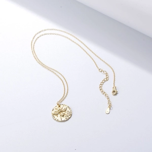 Dettaglio macro della collana ape in argento S925 dorato con chiusura a moschettone